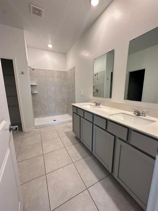 For Rent: $2,350 (4 beds, 2 baths, 1843 Square Feet)