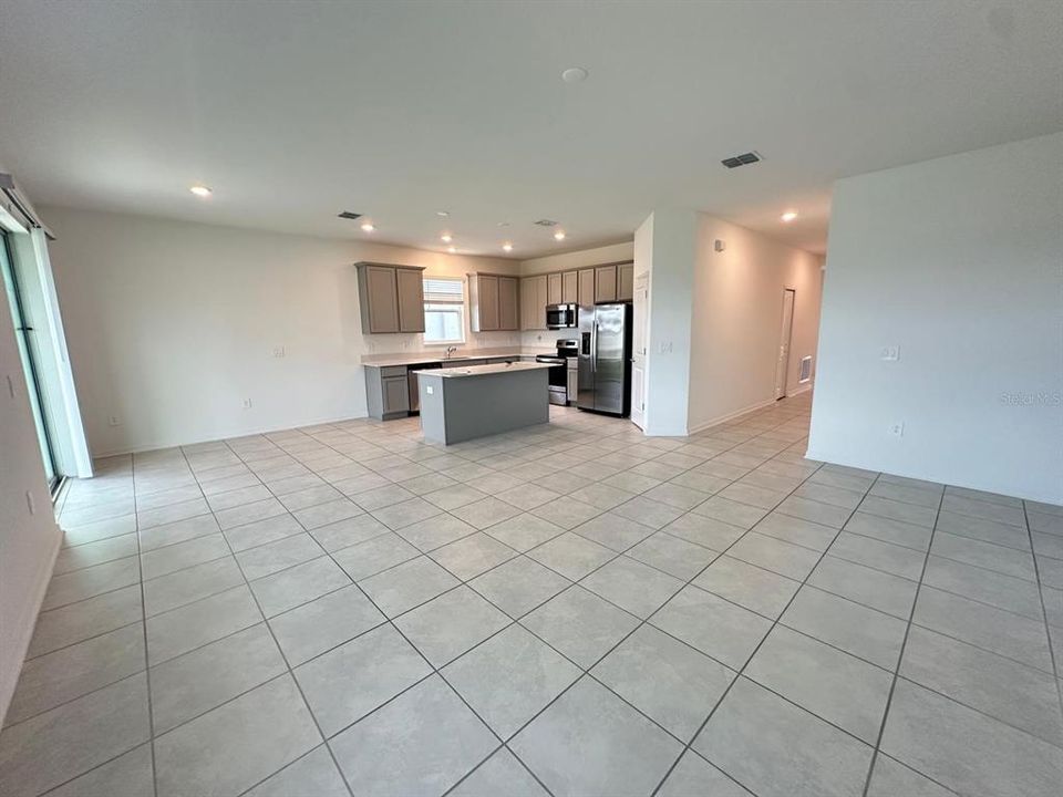 For Rent: $2,350 (4 beds, 2 baths, 1843 Square Feet)