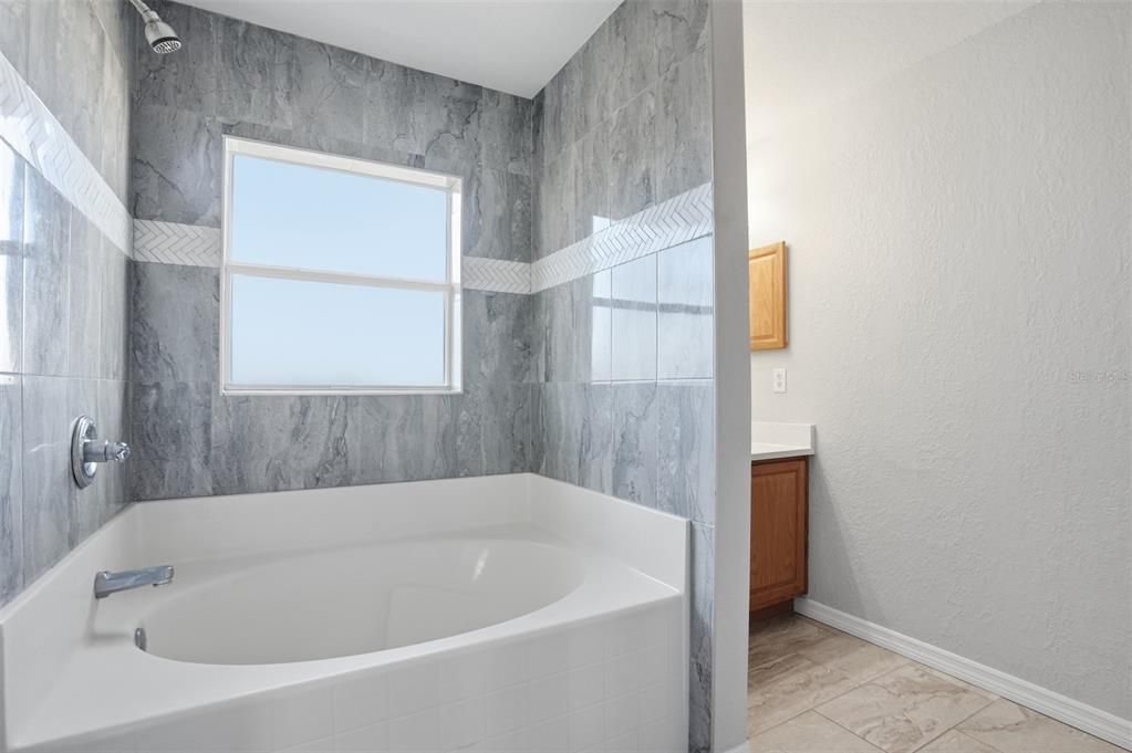 待售: $424,900 (4 贝兹, 3 浴室, 2404 平方英尺)