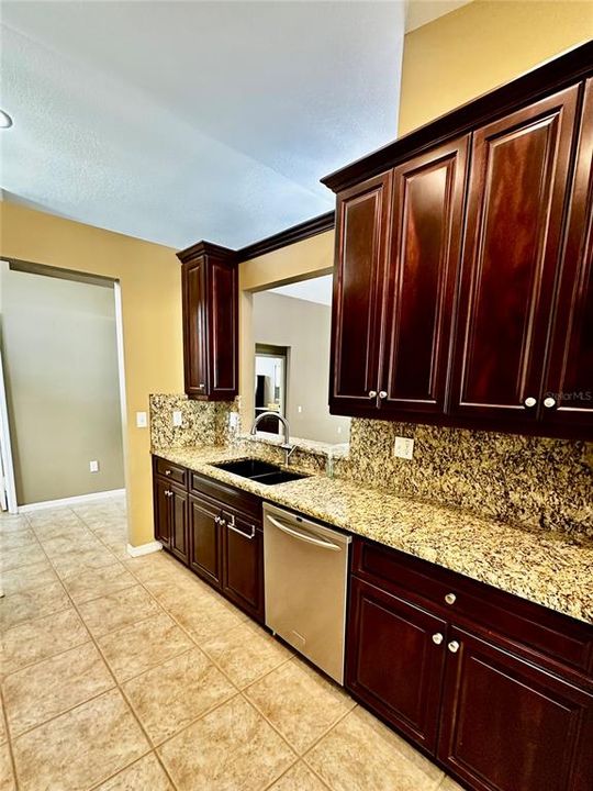 出租: $2,350 (4 贝兹, 2 浴室, 1665 平方英尺)