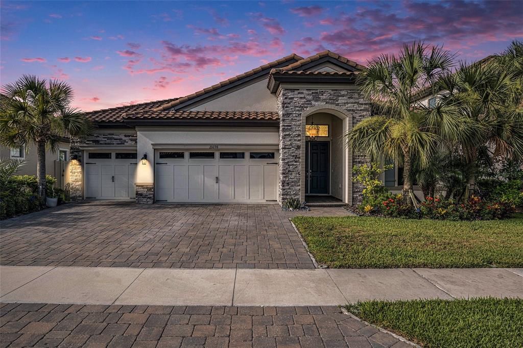 For Sale: $800,000 (4 beds, 3 baths, 2544 Square Feet)