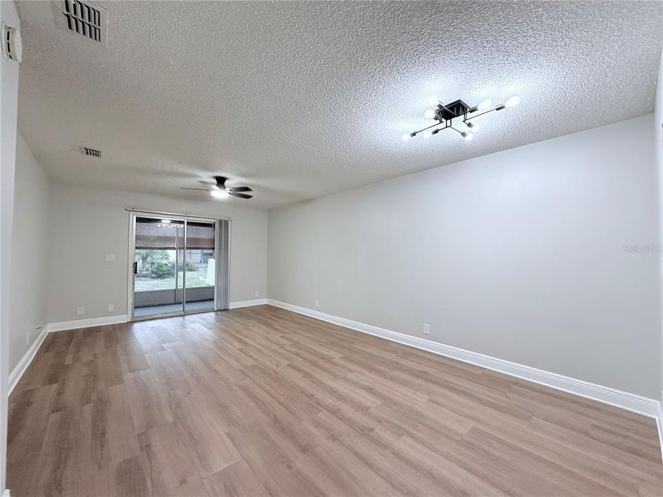 For Sale: $199,900 (2 beds, 1 baths, 962 Square Feet)