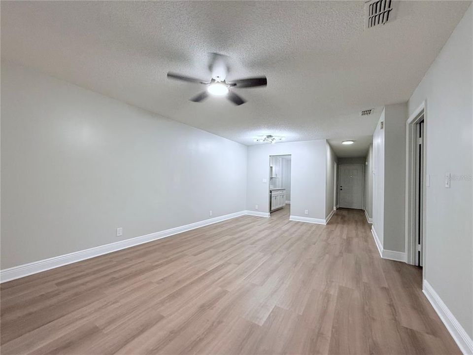 For Sale: $199,900 (2 beds, 1 baths, 962 Square Feet)