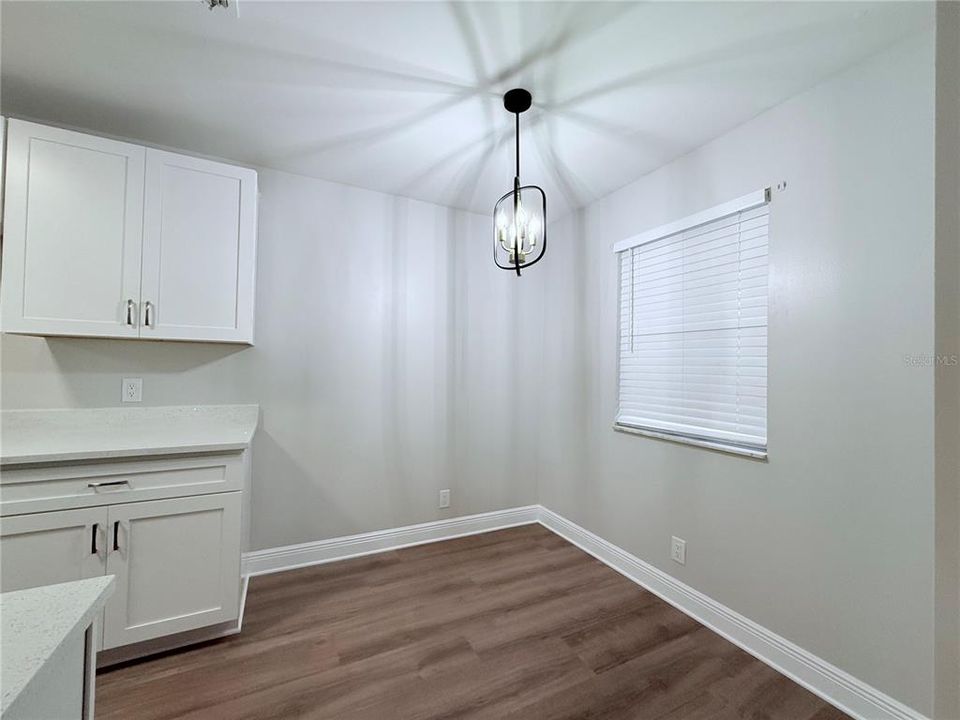 For Sale: $199,900 (2 beds, 1 baths, 962 Square Feet)