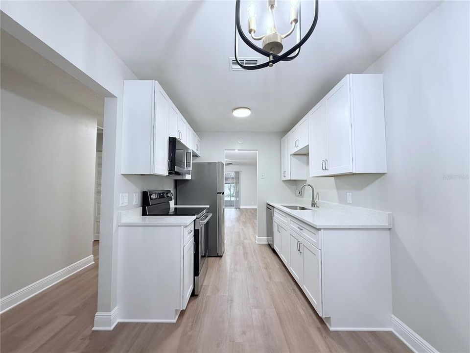 For Sale: $199,900 (2 beds, 1 baths, 962 Square Feet)