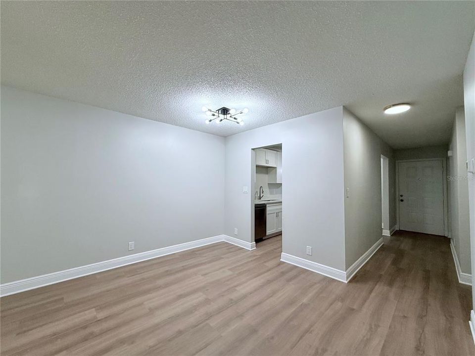 For Sale: $199,900 (2 beds, 1 baths, 962 Square Feet)