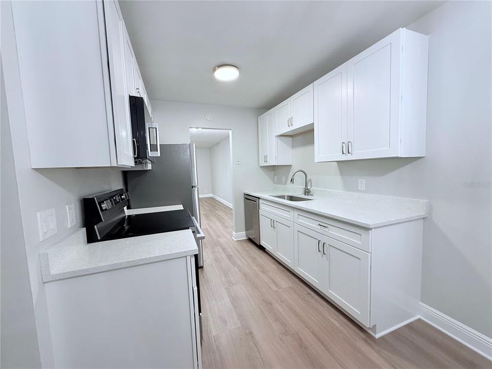 For Sale: $199,900 (2 beds, 1 baths, 962 Square Feet)