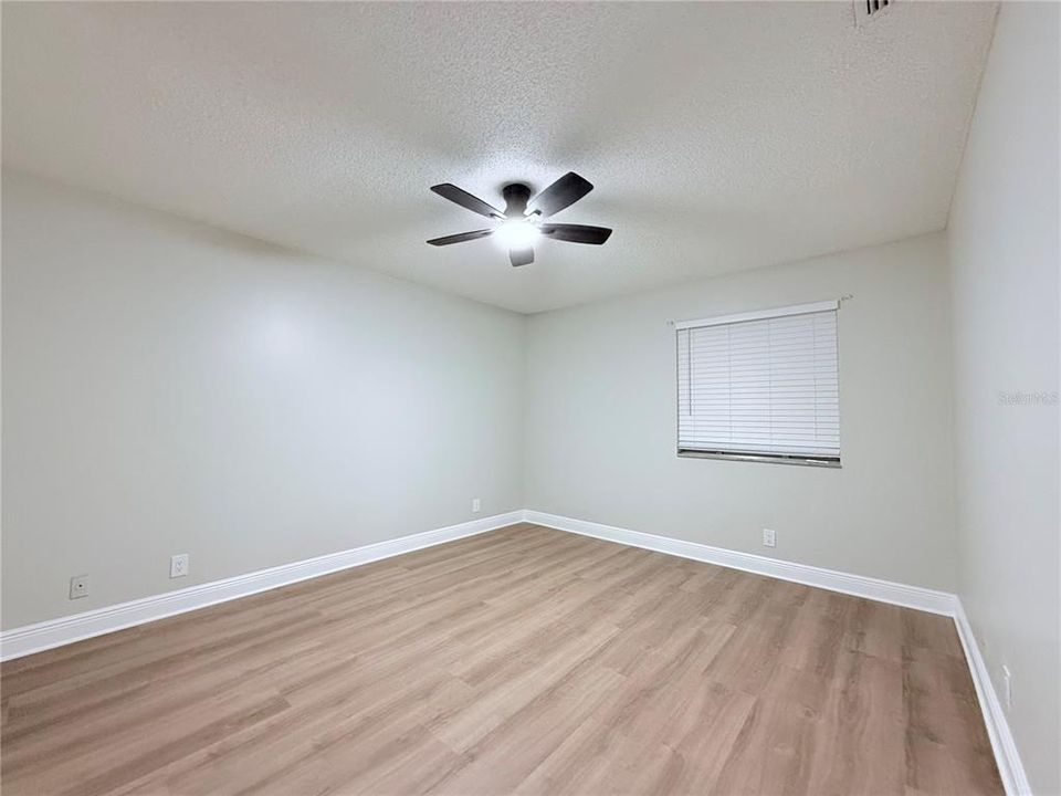 For Sale: $199,900 (2 beds, 1 baths, 962 Square Feet)