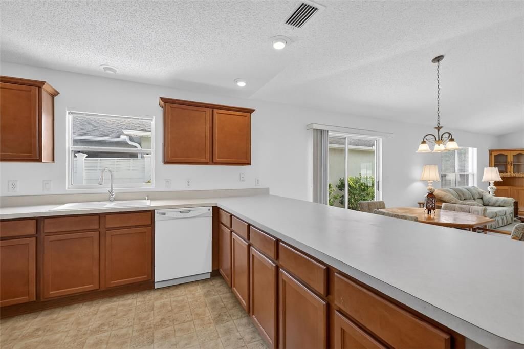 待售: $259,900 (2 贝兹, 2 浴室, 1132 平方英尺)