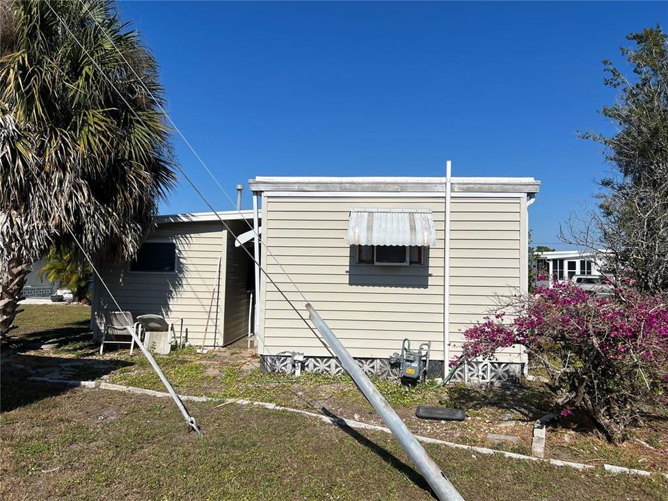 For Sale: $99,900 (1 beds, 1 baths, 636 Square Feet)