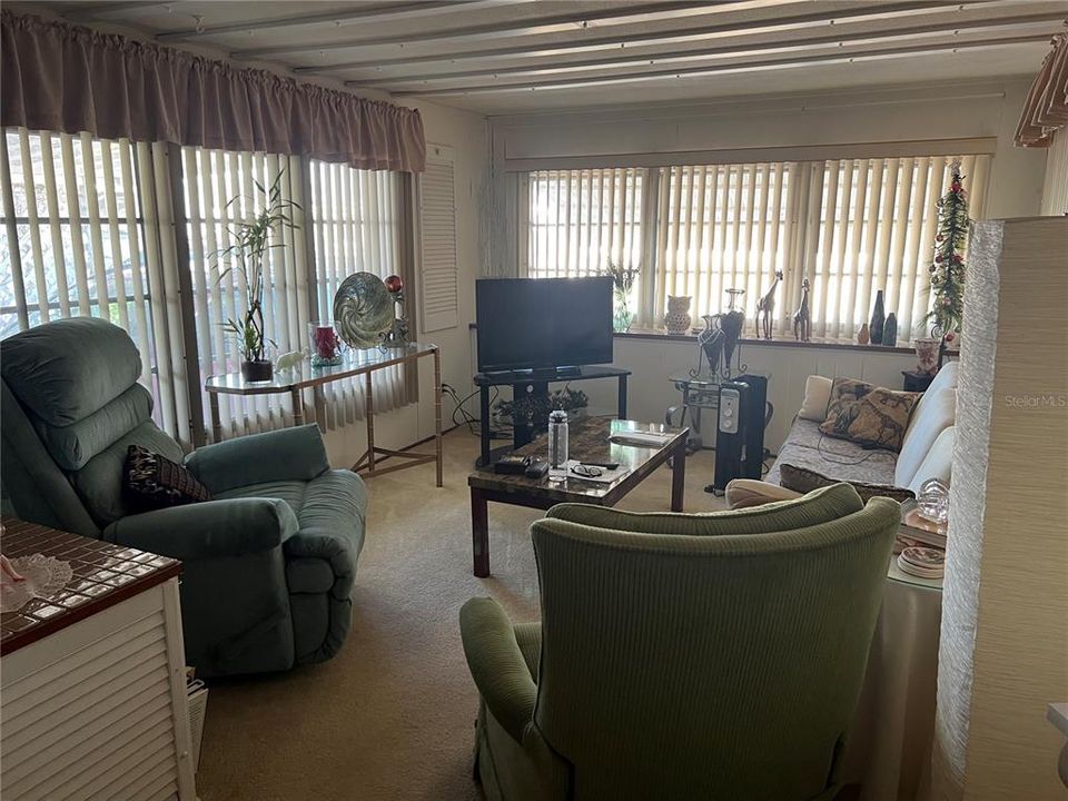 For Sale: $99,900 (1 beds, 1 baths, 636 Square Feet)