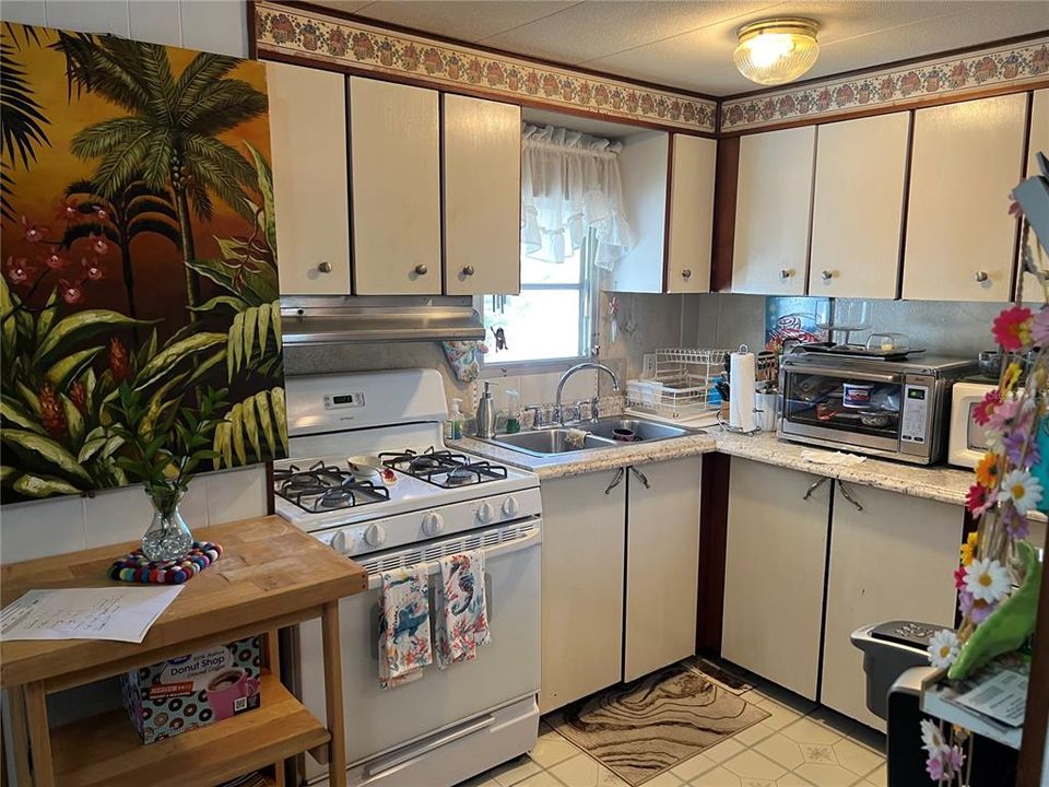 For Sale: $99,900 (1 beds, 1 baths, 636 Square Feet)