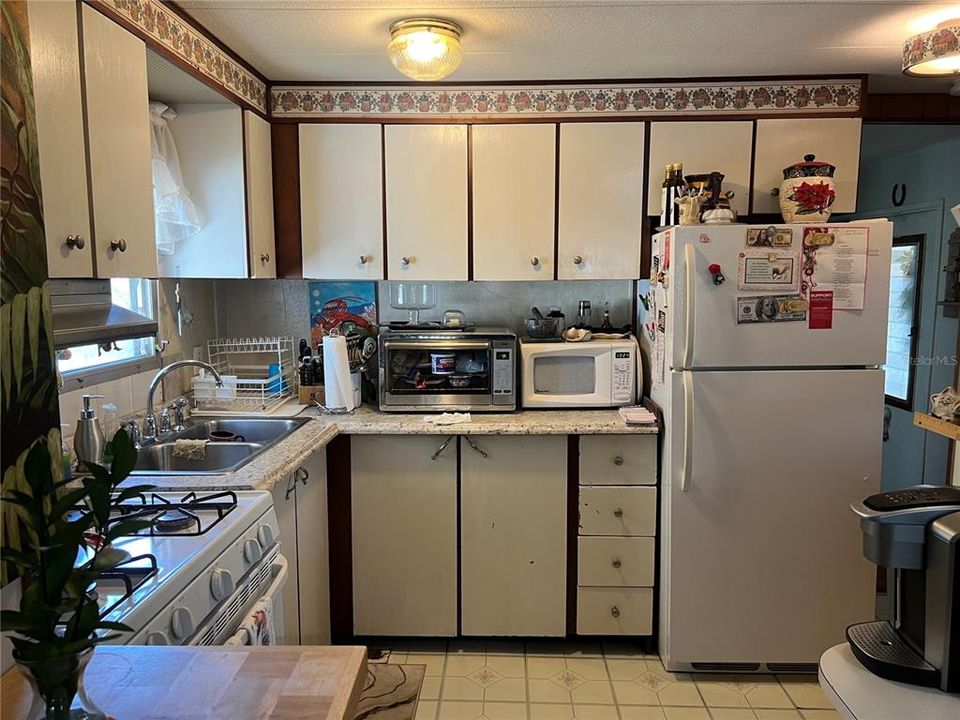 For Sale: $99,900 (1 beds, 1 baths, 636 Square Feet)