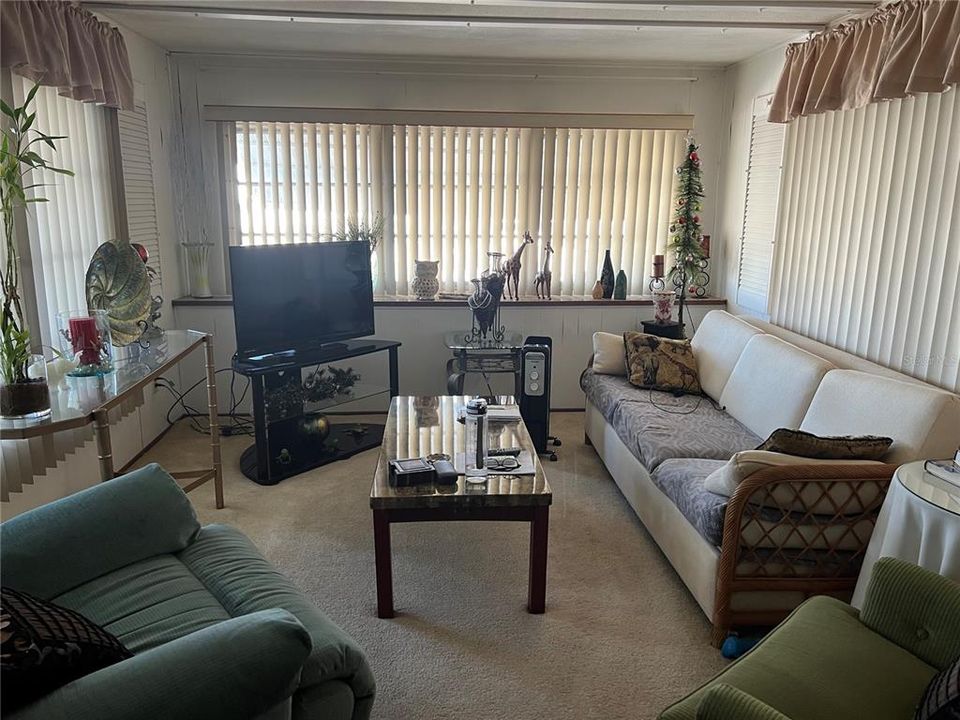 For Sale: $99,900 (1 beds, 1 baths, 636 Square Feet)