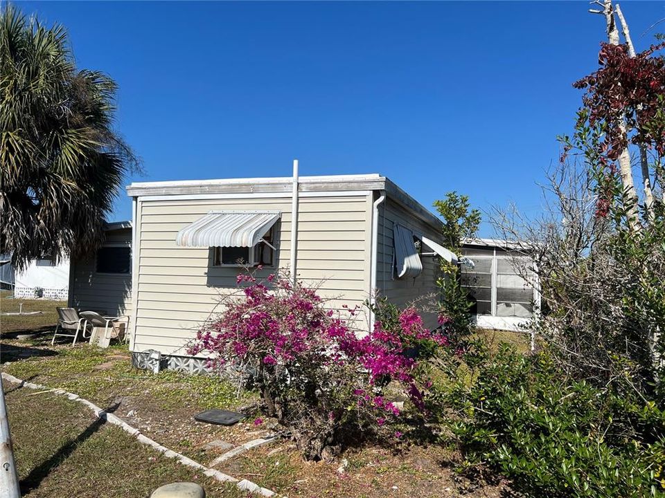 For Sale: $99,900 (1 beds, 1 baths, 636 Square Feet)