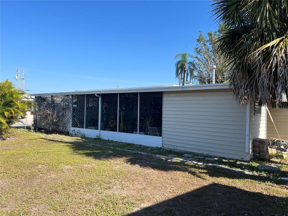 For Sale: $99,900 (1 beds, 1 baths, 636 Square Feet)