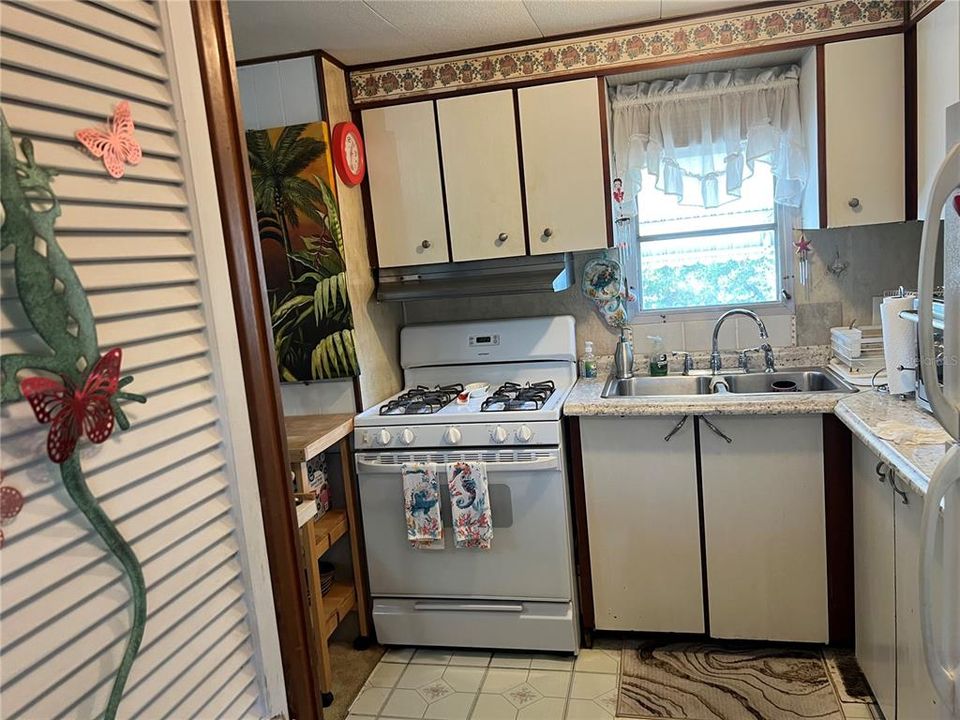 For Sale: $99,900 (1 beds, 1 baths, 636 Square Feet)