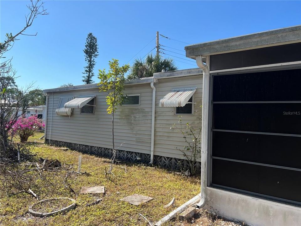 For Sale: $99,900 (1 beds, 1 baths, 636 Square Feet)