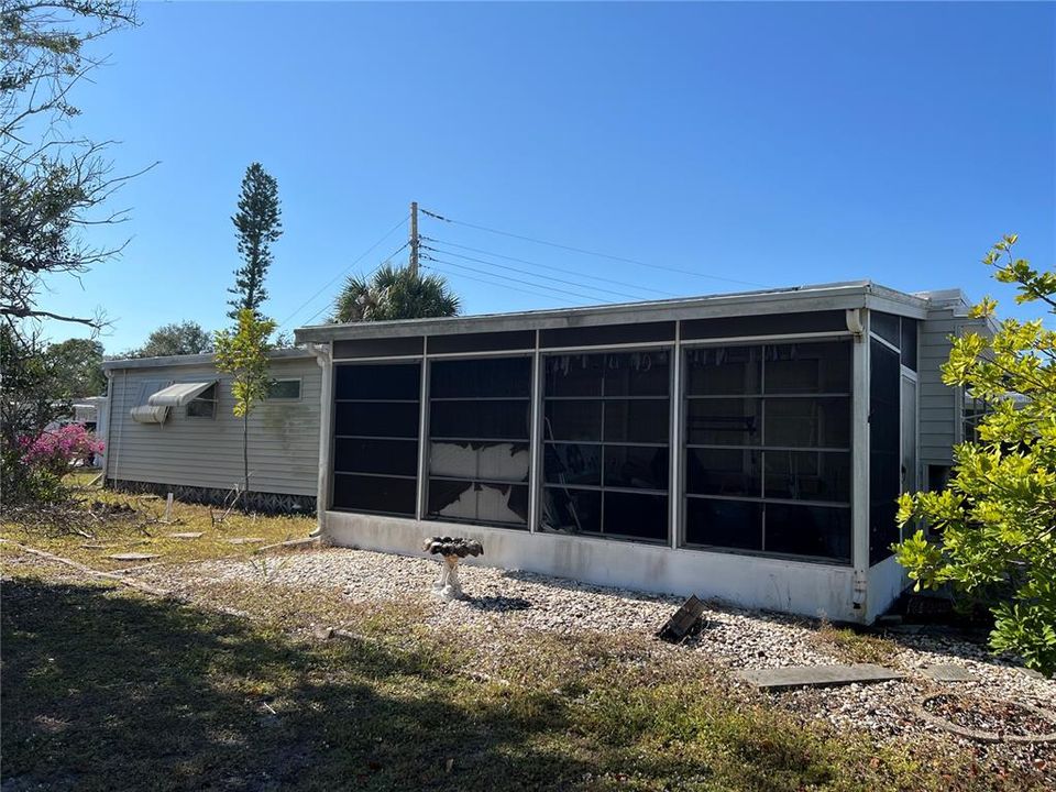 For Sale: $99,900 (1 beds, 1 baths, 636 Square Feet)