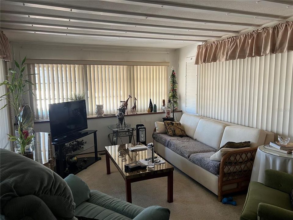 For Sale: $99,900 (1 beds, 1 baths, 636 Square Feet)