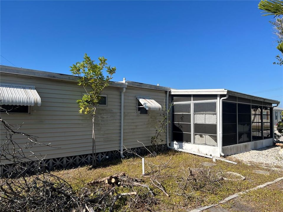 For Sale: $99,900 (1 beds, 1 baths, 636 Square Feet)