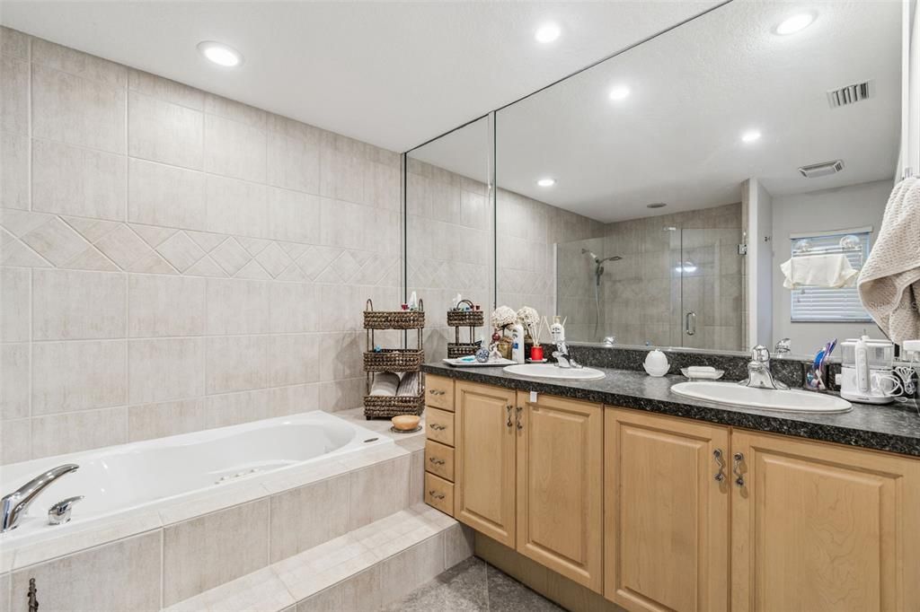 待售: $715,000 (4 贝兹, 3 浴室, 2561 平方英尺)