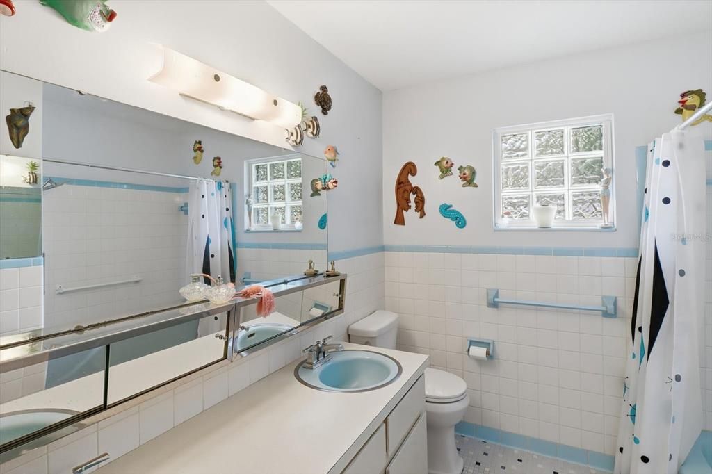 For Sale: $349,900 (3 beds, 2 baths, 2332 Square Feet)