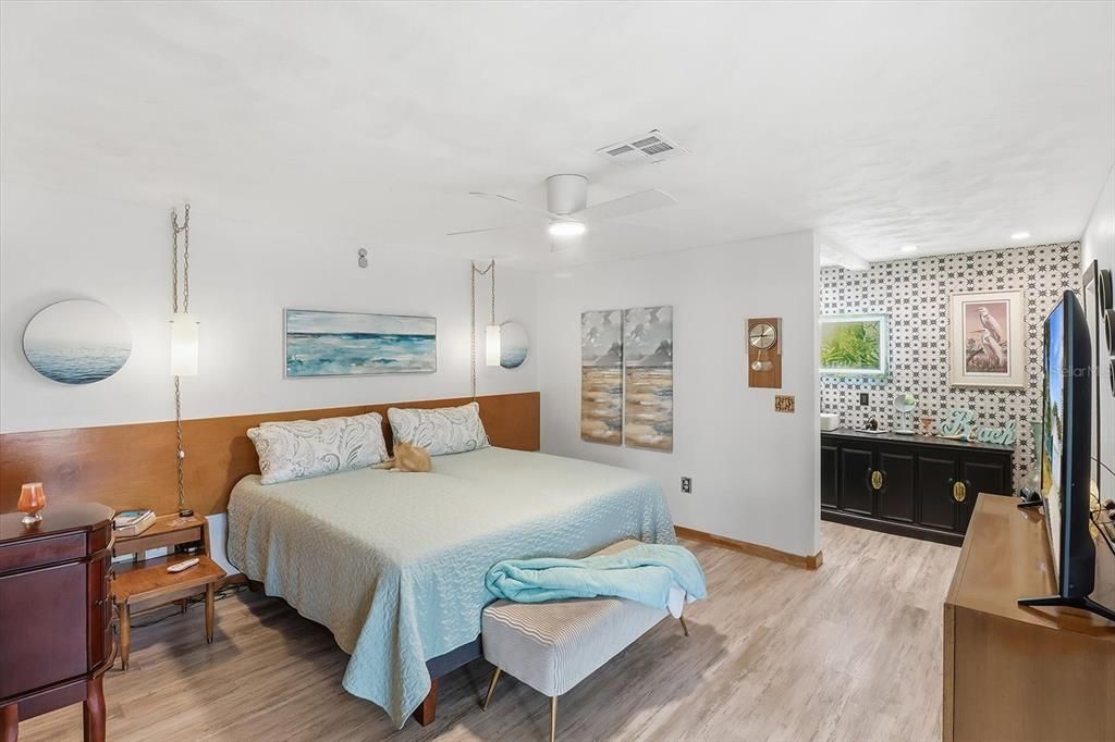 For Sale: $349,900 (3 beds, 2 baths, 2332 Square Feet)