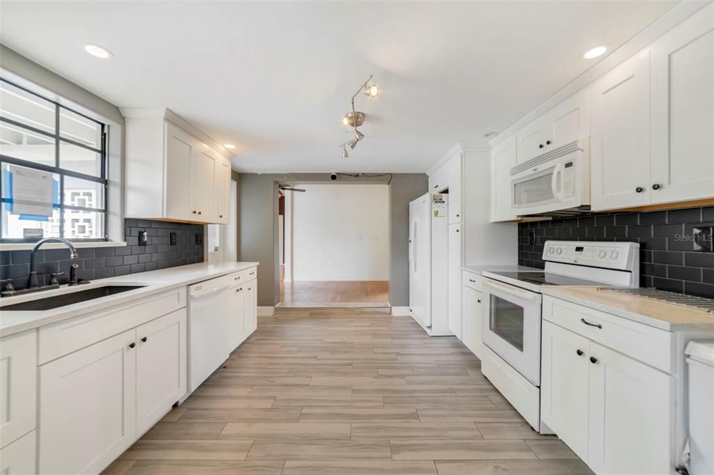 For Sale: $349,900 (4 beds, 3 baths, 1793 Square Feet)