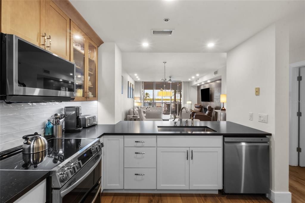 На продажу: $1,050,000 (2 спален, 2 ванн, 1293 Квадратных фут)