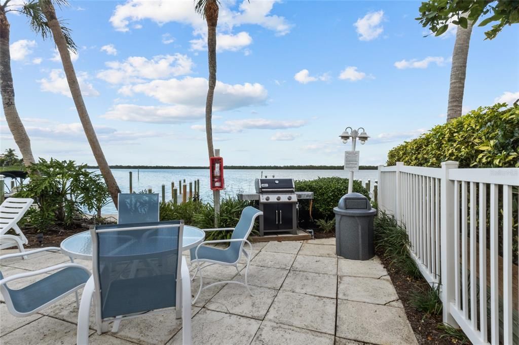 На продажу: $1,050,000 (2 спален, 2 ванн, 1293 Квадратных фут)