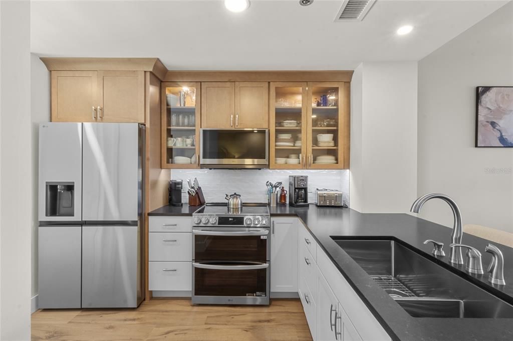 На продажу: $1,050,000 (2 спален, 2 ванн, 1293 Квадратных фут)