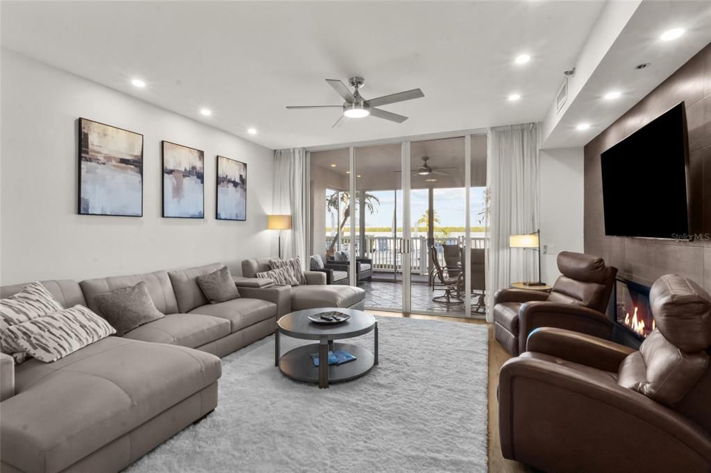 На продажу: $1,050,000 (2 спален, 2 ванн, 1293 Квадратных фут)