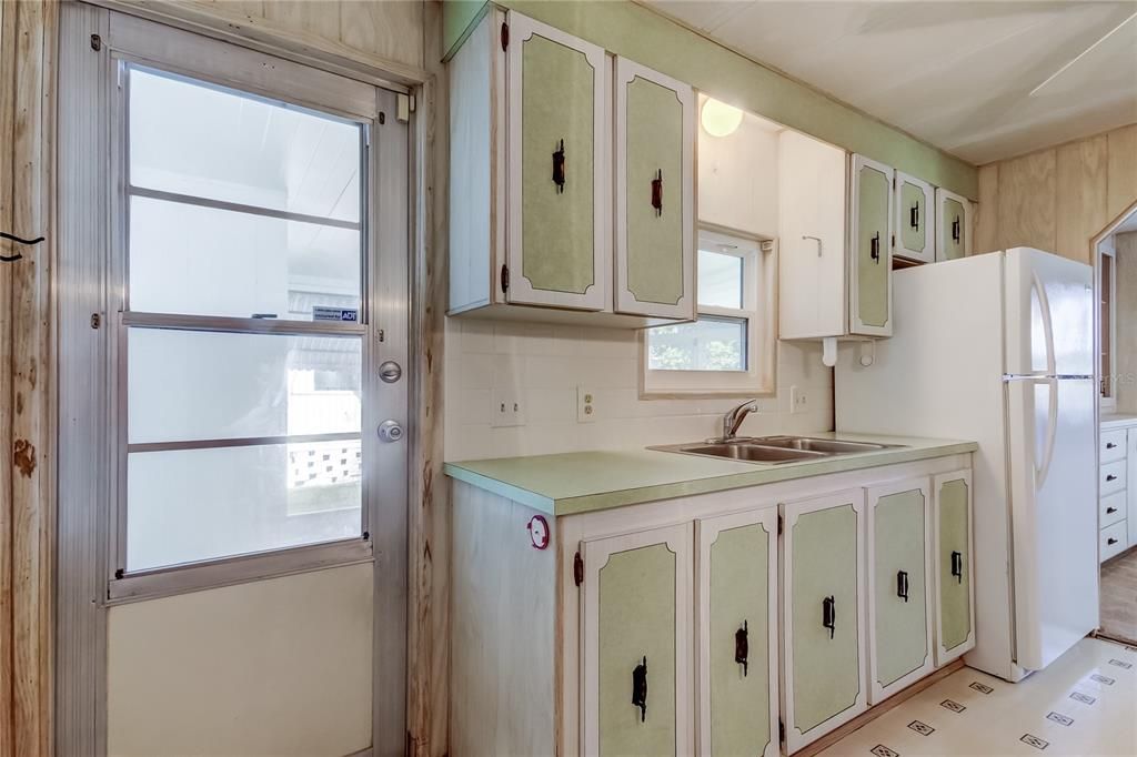 For Sale: $60,000 (3 beds, 2 baths, 888 Square Feet)