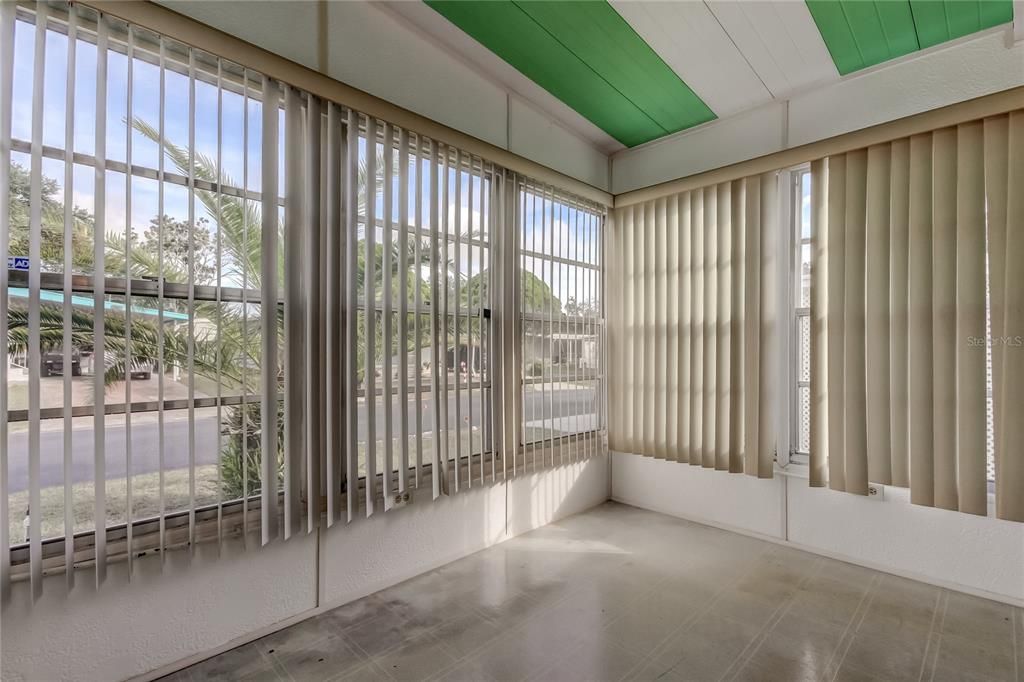 For Sale: $60,000 (3 beds, 2 baths, 888 Square Feet)