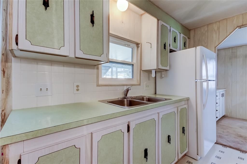 For Sale: $60,000 (3 beds, 2 baths, 888 Square Feet)