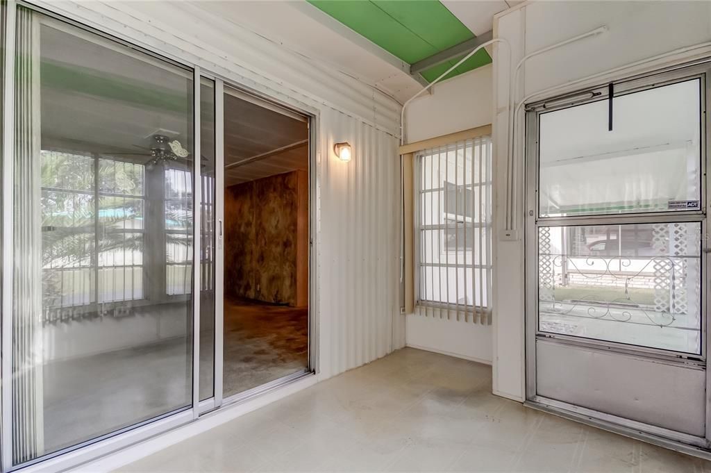 For Sale: $60,000 (3 beds, 2 baths, 888 Square Feet)