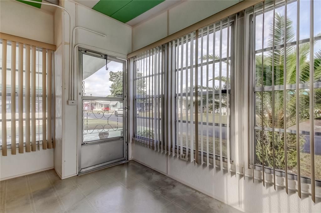 For Sale: $60,000 (3 beds, 2 baths, 888 Square Feet)