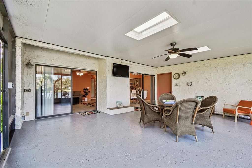 For Sale: $185,499 (1 beds, 1 baths, 963 Square Feet)