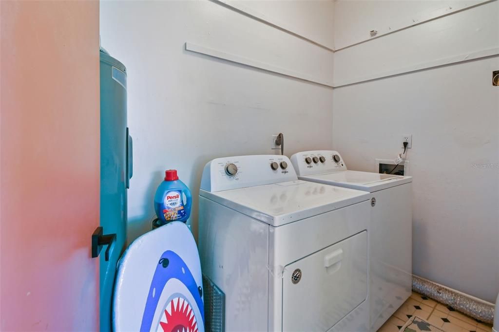 For Sale: $185,499 (1 beds, 1 baths, 963 Square Feet)