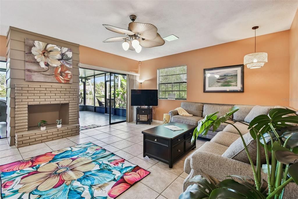 For Sale: $185,499 (1 beds, 1 baths, 963 Square Feet)