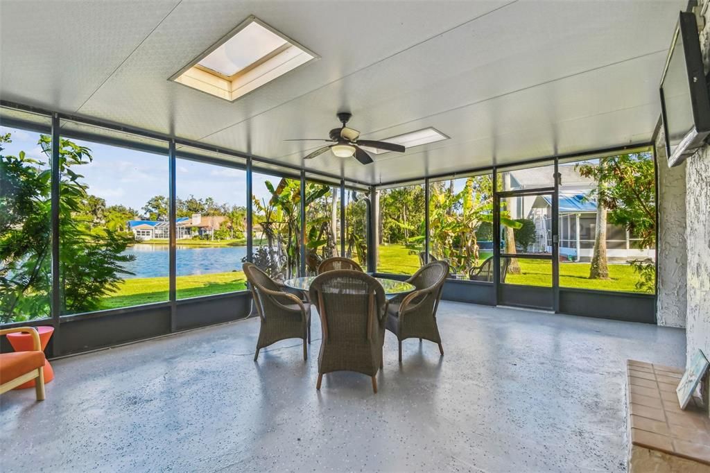 For Sale: $185,499 (1 beds, 1 baths, 963 Square Feet)