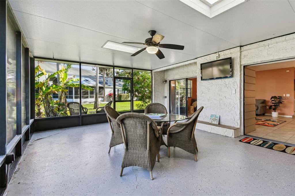 For Sale: $185,499 (1 beds, 1 baths, 963 Square Feet)