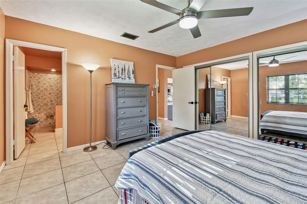 For Sale: $185,499 (1 beds, 1 baths, 963 Square Feet)