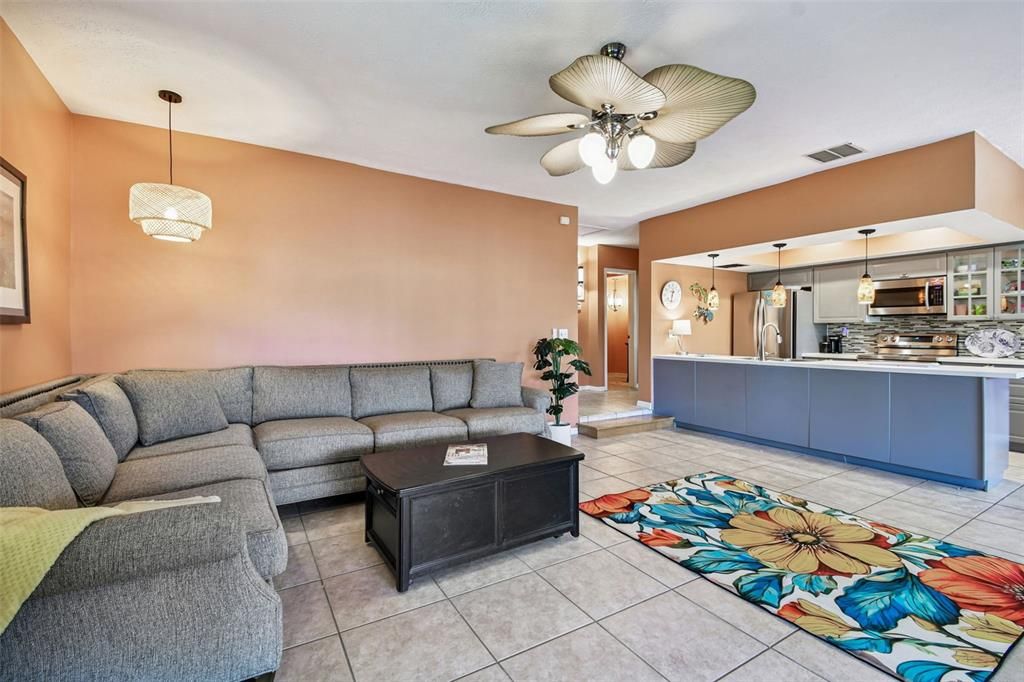 For Sale: $185,499 (1 beds, 1 baths, 963 Square Feet)
