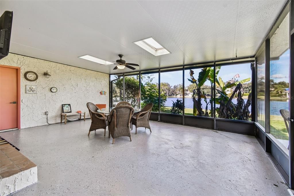 For Sale: $185,499 (1 beds, 1 baths, 963 Square Feet)