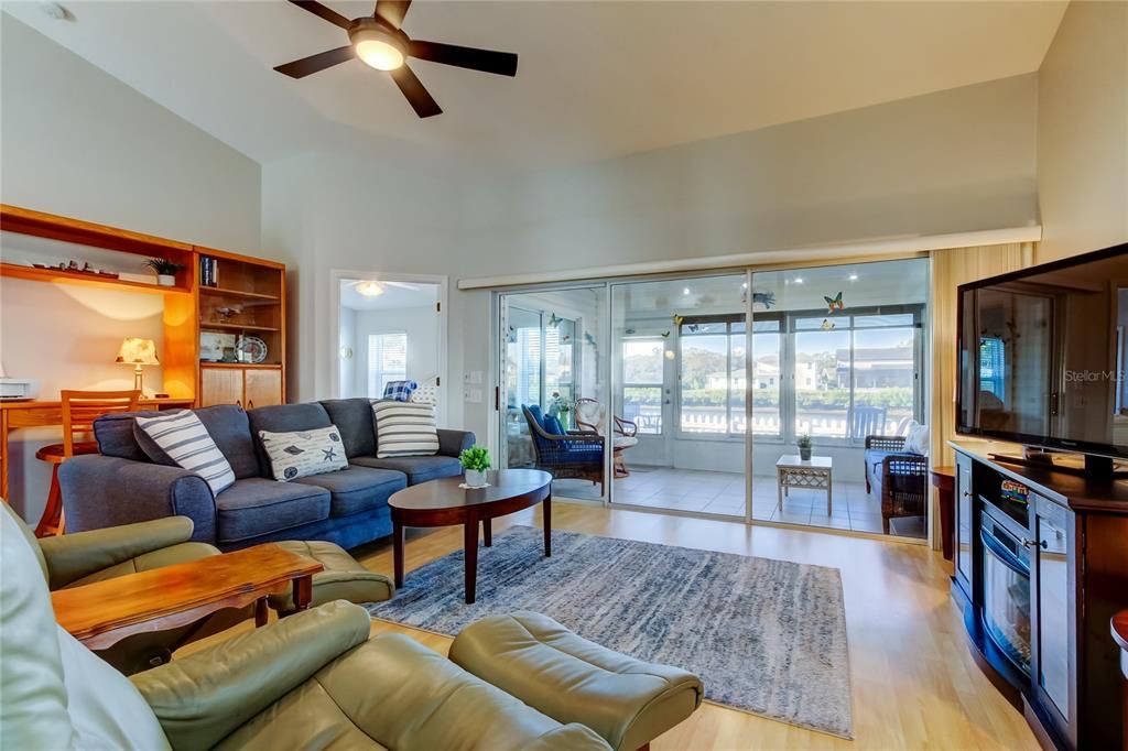 For Sale: $374,900 (2 beds, 2 baths, 1226 Square Feet)