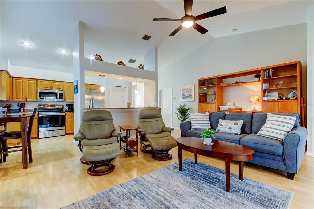 For Sale: $374,900 (2 beds, 2 baths, 1226 Square Feet)