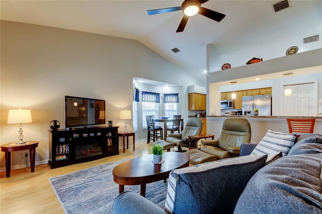 For Sale: $374,900 (2 beds, 2 baths, 1226 Square Feet)