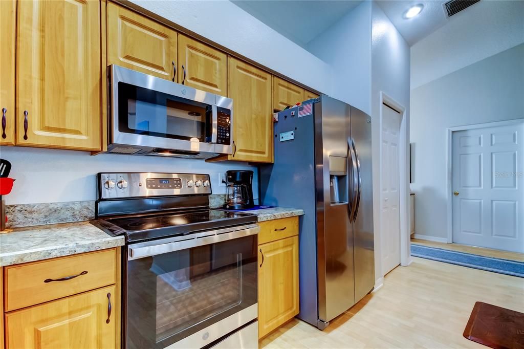 For Sale: $374,900 (2 beds, 2 baths, 1226 Square Feet)